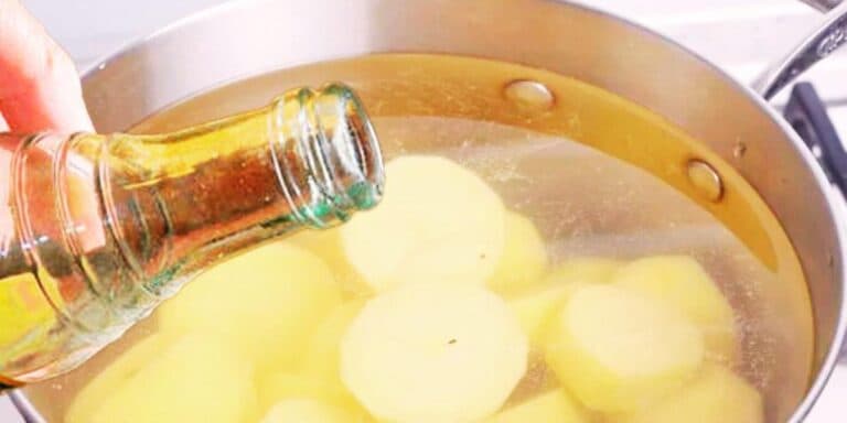 Чому розумні господині під час варіння картоплі додають оцет? Розповідаю