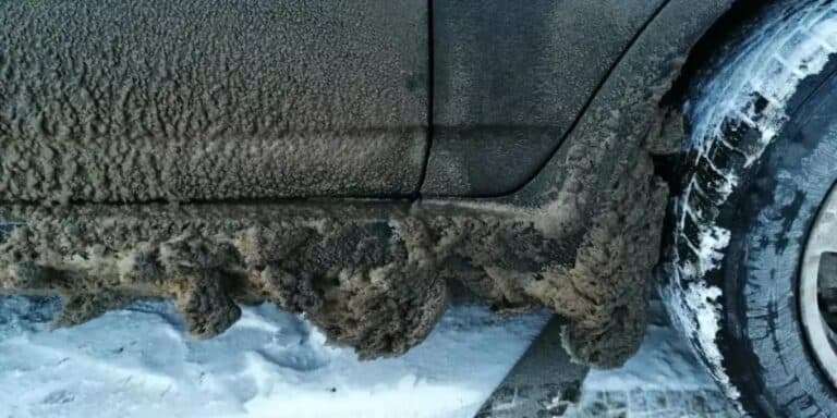 Мій перевірений спосіб проти зимової «ліпнини» на порогах і в арках: трюк, яким користуються досвідчені водії