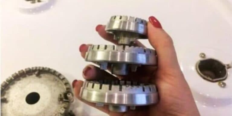 Навіть найжирніші та найбрудніші конфорки відмиються за 5 хвилин: ділюся з вами хитрістю