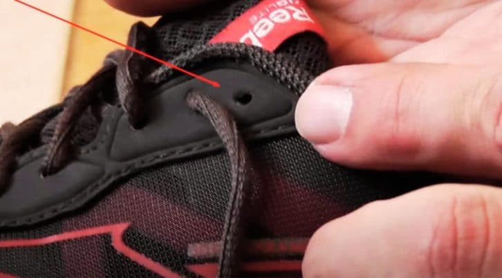 Даремно не використовуєте: для чого на кросівках потрібна зайва дірка