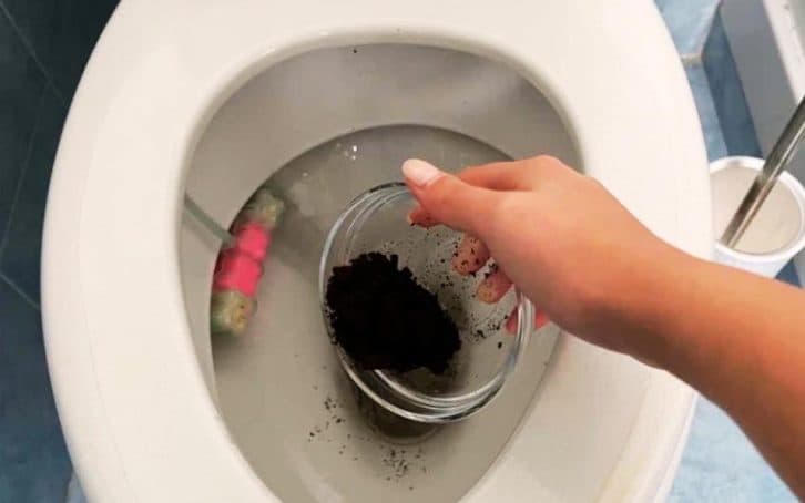 Для чого розумні господині кавову гущавину засинають в унітаз