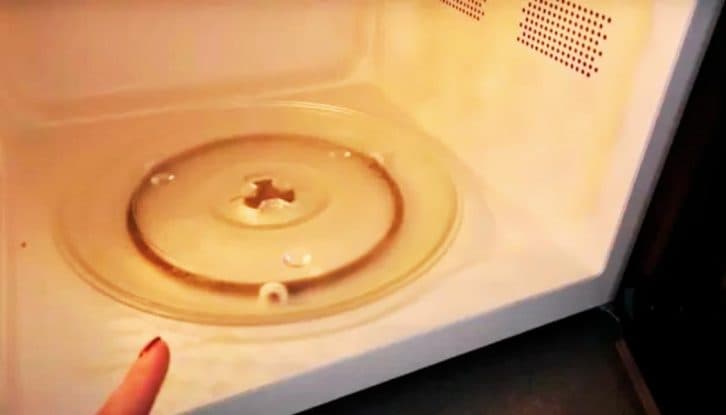 Мікрохвильову піч до блиску чищу за пару хвилин від старого жиру: навіть терти не потрібно