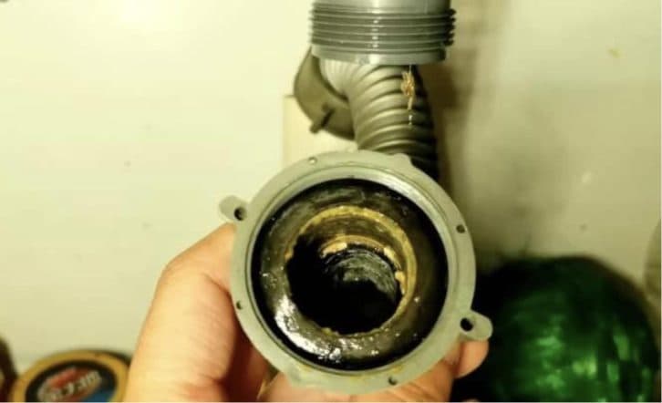 Простий трюк, який допоможе прочистити труби від жиру