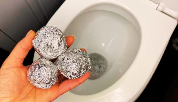 Дякую сусідці за ідею: поклала фольгу в унітаз і не пошкодувала