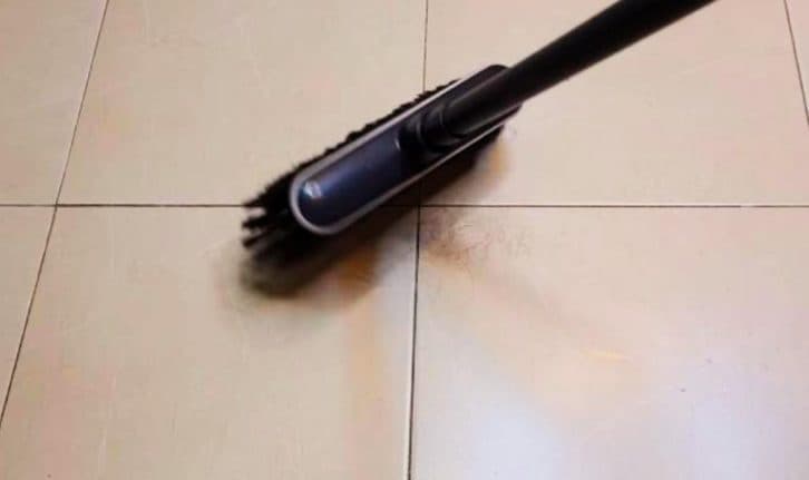 Мудра господиня підказала секрет для збирання. Підлога виблискуватиме