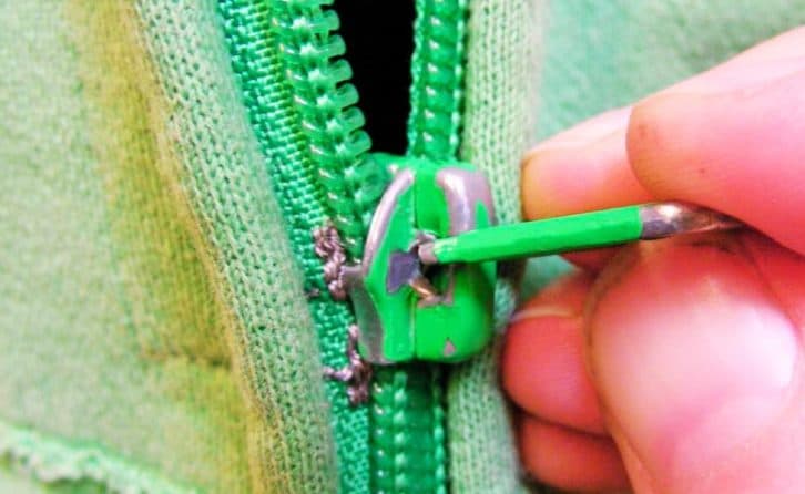 Заїла блискавка на одязі? Ділюсь простим способом вирішення проблеми