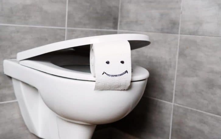 Запам’ятайте на все життя: чому потрібно при зливі закривати кришку унітазу