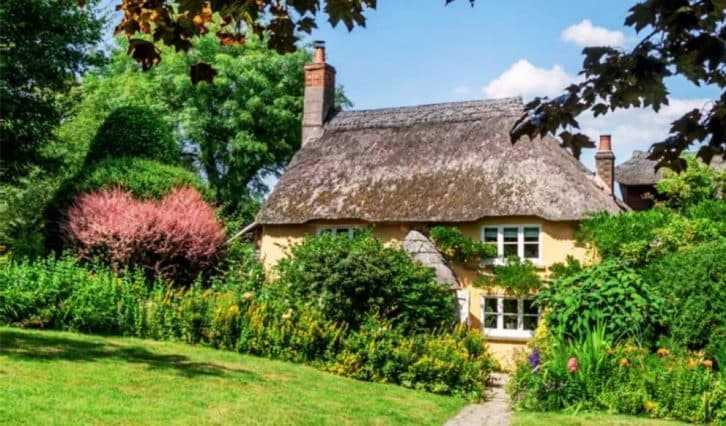 Будинок із казки. Йому 500 років, а виглядає неймовірно. Показуємо, як у ньому живе родина із двома дітьми