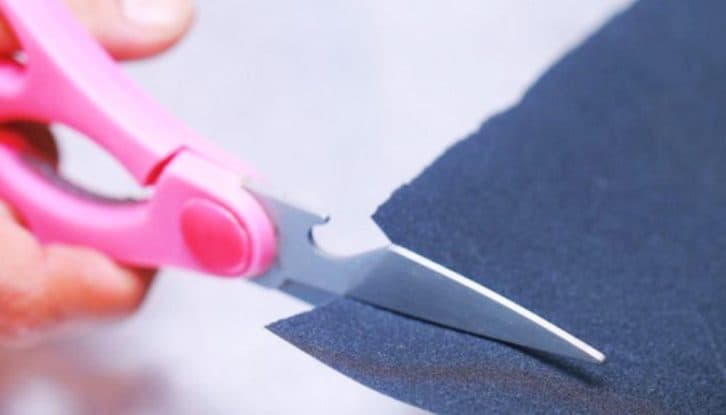 Мої ножиці завжди гостріші за бритву. Ще в 90-ті знайома кравчиня навчила їх точити