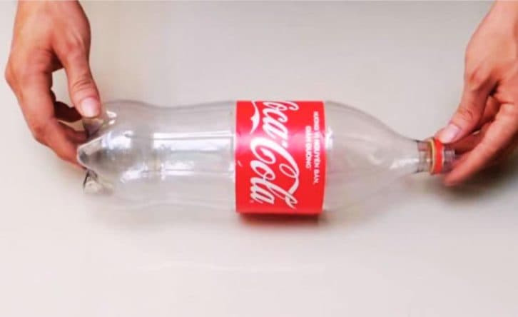 Сусідка просила віддавати їй усі пластикові пляшки. Коли я побачила навіщо вони їй, почала все залишати собі