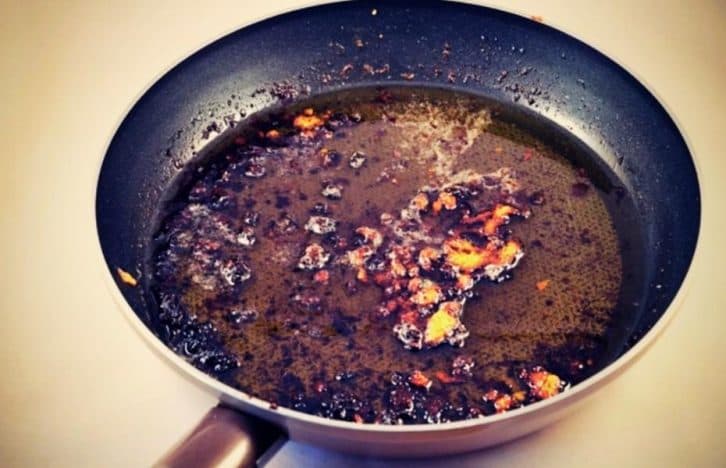 Жирні сковорідки більше не мою після приготування м’яса та риби. Вони у мене завжди залишаються чистими