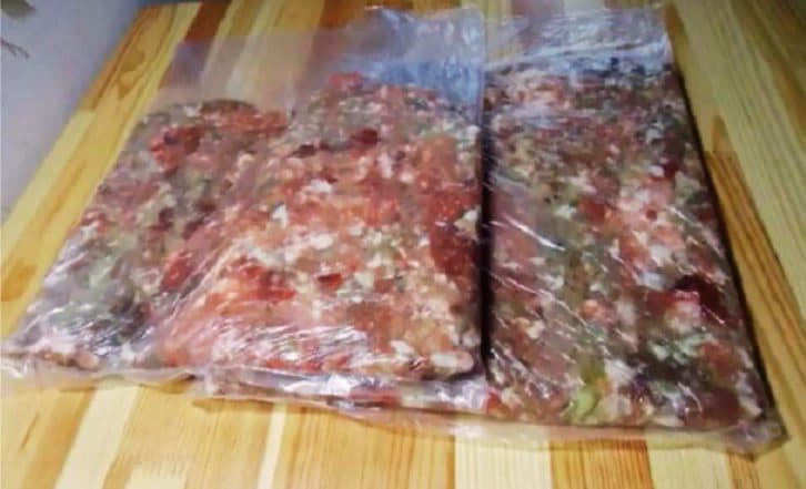 Для чого я постійно заморожую фарш із цибулею та спеціями. Ділюсь хитрістю