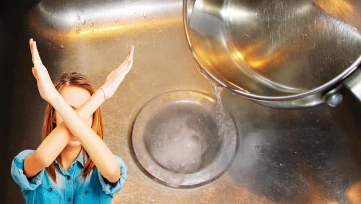 Заборона, яку не можна ігнорувати: чому сантехніки не дозволяють виливати окріп у раковину