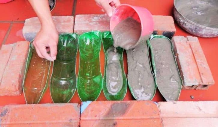 Збираю пляшки по всіх сусідах. Розрізаю навпіл, наповнюю цементом і роблю красу для саду