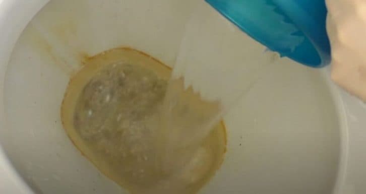 Як очистити унітаз від вапняного нальоту за копійки