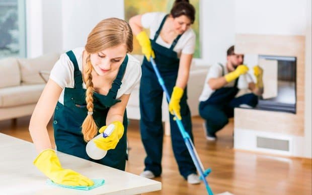 Чому краще вибрати послуги клінінгової компанії, ніж прибирати самому?