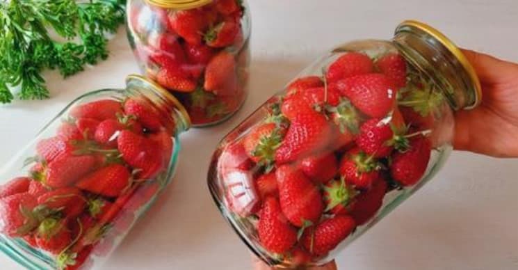“Не варю та не заморожую”: ділюся класним варіантом, як зберегти полуницю